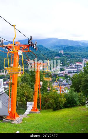 Orangefarbene Metallstützen für den Tennessee Sky Lift führen in Richtung Stadt Stockfoto