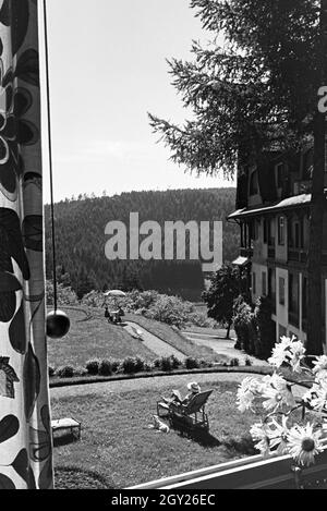 Eine junge Frau entspannt bei der Zeitschriftenlektüre im Garten, Freudenstadt, Deutschland 1930er Jahre. Eine junge Frau bei einem Magazin im Garten, Freudenstadt, Deutschland 1930. Stockfoto