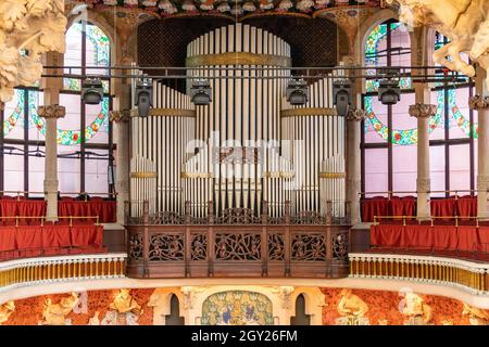 Barcelona, Spanien-27. September 2021: Detail der Pfeifenorgel im Inneren des Palau de la Música Catalana. Stockfoto