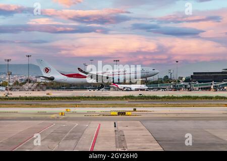 Barcelona, Spanien - 24. September 2021: Air Algerie der Airbus A330 fährt bei Sonnenuntergang vom Flughafen Josep Tarradellas Barcelona - El Prat ab Stockfoto