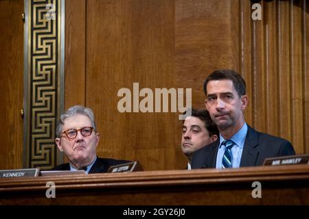 US-Senator John Neely Kennedy (Republikaner von Louisiana), links, und US-Senator Tom Cotton (Republikaner von Arkansas), rechts, hören zu, während Lucy Haeran Koh während eines Senatsausschusses für die Gerichtsverhandlung wegen ihrer Ernennung zur US-Bundesrichterin für den neunten Bundeskreis befragt wird, Im Dirksen Senate Office Building in Washington, DC, Mittwoch, 6. Oktober 2021. Kredit: Rod Lamkey/CNP /MediaPunch Stockfoto