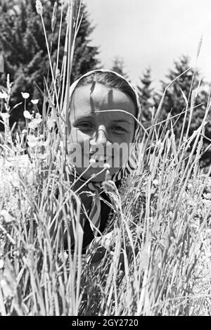 Porträt Einer Jungen Frau Auf Einer Blumenwiese, Freudenstadt, Deutschland 1930er Jahre. Porträt einer jungen Frau auf einer Blumenwiese, Freudenstadt, Deutschland der 1930er Jahre. Stockfoto