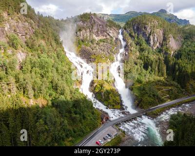 Norwegen - Låtefossen ist ein beeindruckender Zwillingswasserfall, der sich im Odda-Tal befindet. 165 Meter. Drohnenschuss, Tageslicht. Stockfoto