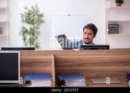 Junger Geschäftsmann Mitarbeiter am Arbeitsplatz sitzen Stockfoto