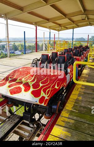 Die Achterbahn mit heißen Stabflammen sitzt verlassen in einem abgeschirmten Pavillon auf der Oberseite der Fahrt Stockfoto