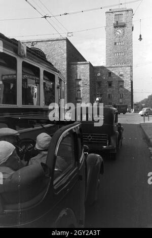 Der Autoverkehr vor dem Stuttgarter Hauptbahnhof, Deutschland 1930er Jahre. Der Autoverkehr vor dem Hauptbahnhof in Stuttgart, Deutschland 1930. Stockfoto