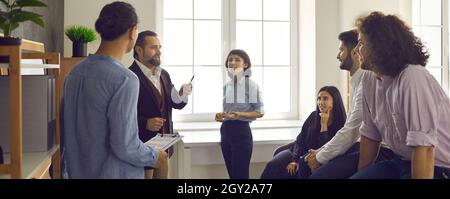 Eine Gruppe junger Menschen sitzt bei einem Vorstellungsgespräch im Büro. Stockfoto