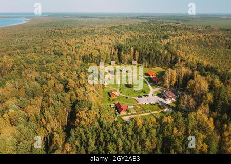 Weißrussland, Biosphärenreservat Beresinsky. Blick aus der Vogelperspektive auf den Touristenkomplex Nivki am sonnigen Herbsttag. Panorama, Panoramablick Stockfoto