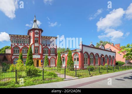 Schönes Haus im Stadtzentrum. Swetlogorsk, Region Königsberg, Russland Stockfoto