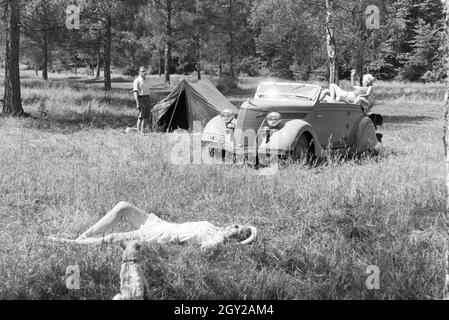 Ein Campingausflug mit dm Auto, Deutschland 1930er Jahre. Eine camping Reise mit dem Auto, Deutschland 1930. Stockfoto