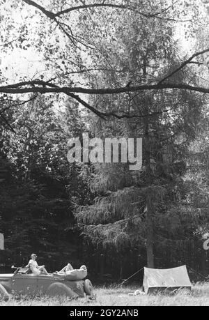 Ein Campingausflug mit dm Auto, Deutschland 1930er Jahre. Eine camping Reise mit dem Auto, Deutschland 1930. Stockfoto