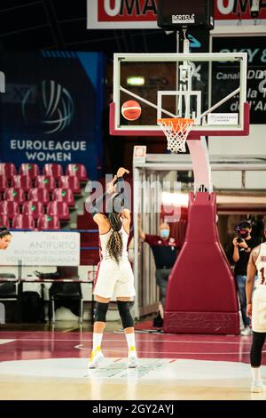 Venedig, Italien. Oktober 2021. Kayla Thornton (Umana Reyer Venezia) während Umana Reyer Venezia gegen KSC Szekszard, Basketball Euroleague Women Championship in Venedig, Italien, Oktober 06 2021 Quelle: Independent Photo Agency/Alamy Live News Stockfoto