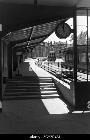 Eine Bahnhaltestelle in Stuttgart, Deutschland, 1930er Jahre. Eine Straßenbahn-Station in Stuttgart, Deutschland 1930. Stockfoto