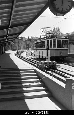 Eine Bahnhaltestelle in Stuttgart, Deutschland, 1930er Jahre. Eine Straßenbahn-Station in Stuttgart, Deutschland 1930. Stockfoto