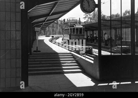 Eine Bahnhaltestelle in Stuttgart, Deutschland, 1930er Jahre. Eine Straßenbahn-Station in Stuttgart, Deutschland 1930. Stockfoto