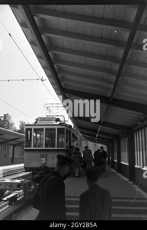 Eine Bahnhaltestelle in Stuttgart, Deutschland, 1930er Jahre. Eine Straßenbahn-Station in Stuttgart, Deutschland 1930. Stockfoto