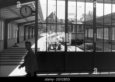 Eine Bahnhaltestelle in Stuttgart, Deutschland, 1930er Jahre. Eine Straßenbahn-Station in Stuttgart, Deutschland 1930. Stockfoto