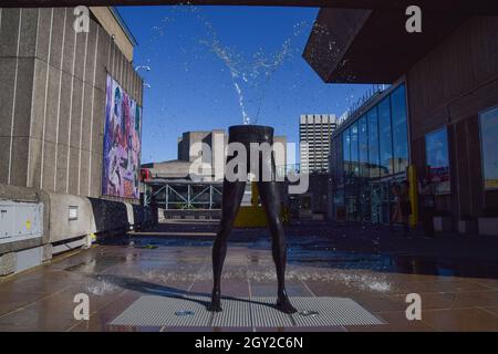 London, Großbritannien. Oktober 2021. Die Kunstinstallation „Thinking Fountains“ von Klaus Weber vor der Hayward Gallery im Southbank Centre. (Foto: Vuk Valcic/SOPA Images/Sipa USA) Quelle: SIPA USA/Alamy Live News Stockfoto