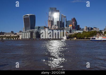 London, Großbritannien. Oktober 2021. Allgemeiner Blick auf die Skyline der City of London und die Themse an einem klaren Tag. Kredit: SOPA Images Limited/Alamy Live Nachrichten Stockfoto