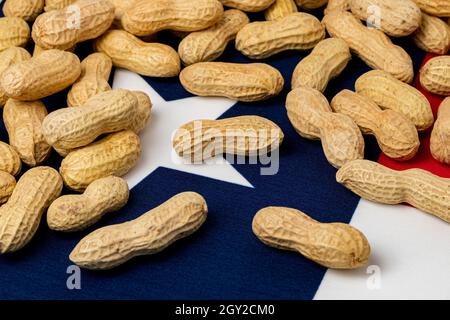 Erdnüsse in Schale auf der Flagge von Texas. Erdnussanbau, Handel, Zölle und Marktpreiskonzept. Stockfoto