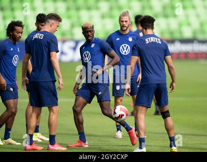 Austin, Texas, USA. Oktober 2021. Vorwärts GYASI ZARDES spielt den Ball, als sich die Mitglieder der United States Men's National Team (USMNT) am Mittwoch, den 6. Oktober 2021, im Stadion Q2 von Austin zum Training aufwärmen. Das US-Team wird am Donnerstag in einem Qualifikationsspiel zur WM gegen Jamaika antreten. Kredit: Bob Daemmrich/Alamy Live Nachrichten Stockfoto