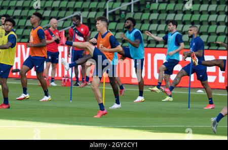 Austin, Texas, USA. Oktober 2021. Am Mittwoch, den 6. Oktober 2021, werden sich Mitglieder der US Men's National Team (USMNT) im 2. Quartal von Austin zum Training aufwärmen. Das US-Team wird am Donnerstag in einem Qualifikationsspiel zur WM gegen Jamaika antreten. Kredit: Bob Daemmrich/Alamy Live Nachrichten Stockfoto