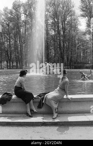 Ein Ausflug zum Schloss Schwetzingen, Deutsches Reich 30er Jahre. Eine Exkursion nach Schwetzingen; Deutschland 1930. Stockfoto