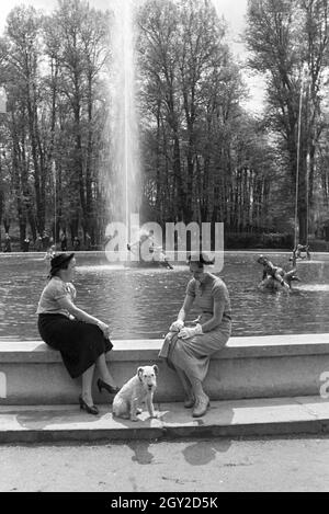 Ein Ausflug zum Schloss Schwetzingen, Deutsches Reich 30er Jahre. Eine Exkursion nach Schwetzingen; Deutschland 1930. Stockfoto