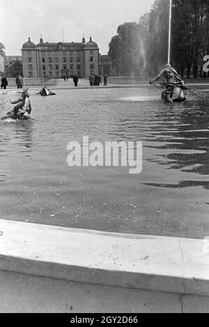 Ein Ausflug zum Schloss Schwetzingen, Deutsches Reich 30er Jahre. Eine Exkursion nach Schwetzingen; Deutschland 1930. Stockfoto