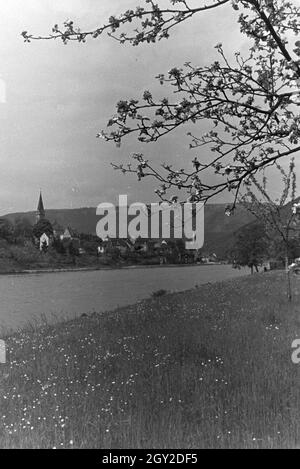 Ein Ausflug zur Weinstraße in der Pfalz, Deutsches Reich 30er Jahre. Ein Ausflug an der Deutschen Weinstraße in der Pfalz; Deutschland 1930. Stockfoto