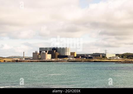 Wylfa hat das kernkraftwerk magnox in Anglesey Wales, Großbritannien, außer Betrieb gesetzt Stockfoto