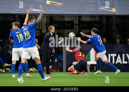 Mailand, Italien. Oktober 2021. Roberto Mancini Trainer aus Italien und Federico Chiesa aus Italien während des Halbfinalspiels der UEFA Nations League zwischen Italien und Spanien im San Siro Stadion in Mailand (Italien) am 6. Oktober 2021. Foto Andrea Staccioli/Insidefoto Kredit: Insidefoto srl/Alamy Live News Stockfoto