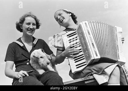 Frauen beim Musizieren, Deutsches Reich 30er Jahre. Frauen machen Musik, Deutschland 1930. Stockfoto