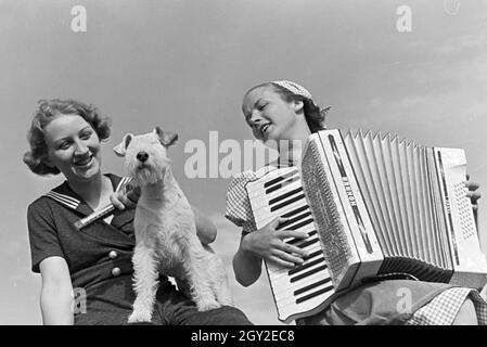 Frauen beim Musizieren, Deutsches Reich 30er Jahre. Frauen machen Musik, Deutschland 1930. Stockfoto