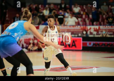 Venedig, Italien. Oktober 2021. Yvonne Anderson (Umana Reyer Venezia) während Umana Reyer Venezia gegen KSC Szekszard, Basketball Euroleague Women Championship in Venedig, Italien, Oktober 06 2021 Credit: Independent Photo Agency/Alamy Live News Stockfoto