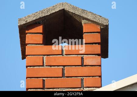 Ziegelkamin auf dem Dach des Hauses. Stockfoto