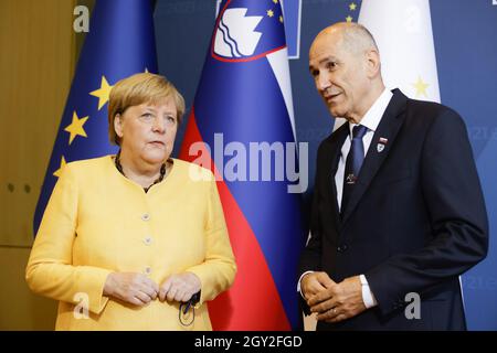 Brdo Pri Kranju, Slowenien. Oktober 2021. Der slowenische Premierminister Janez Jansa (R) begrüßt die deutsche Bundeskanzlerin Angela Merkel (L) bei ihrem Treffen zum EU-Westbalkan-Gipfel in Brdo pri Kranju. (Foto: Luka Dakskobler/SOPA Images/Sipa USA) Quelle: SIPA USA/Alamy Live News Stockfoto