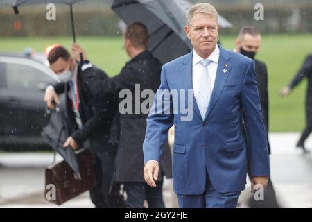 Brdo Pri Kranju, Slowenien. Oktober 2021. Der rumänische Präsident Klaus Werner Iohannis trifft auf den EU-Westbalkan-Gipfel in Brdo pri Kranju ein. (Foto: Luka Dakskobler/SOPA Images/Sipa USA) Quelle: SIPA USA/Alamy Live News Stockfoto