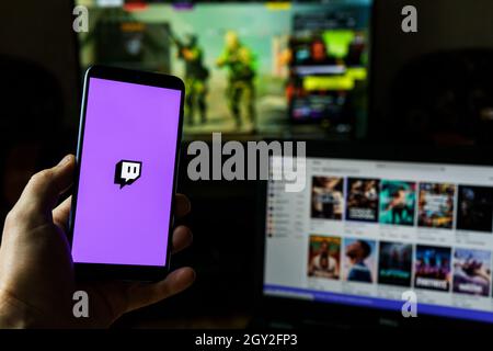 Twitch-App auf mehreren Bildschirmen. Twitch ist ein interaktiver Livestreaming-Dienst für Inhalte aus den Bereichen Gaming, Unterhaltung, Sport, Musik und mehr Stockfoto