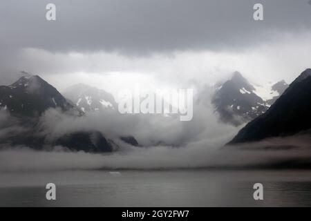 Dichter Nebel an der Küste von Fox Island, Resurrection Bay, Seward, Alaska, USA Stockfoto
