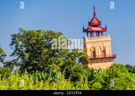 Wachturm beschädigt durch ein Erdbeben in der alten Stadt Inwa Ava in der Nähe von Mandalay, Myanmar Stockfoto