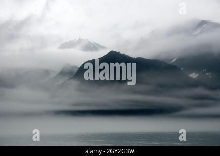 Dichter Nebel an der Küste von Fox Island, Resurrection Bay, Seward, Alaska, USA Stockfoto