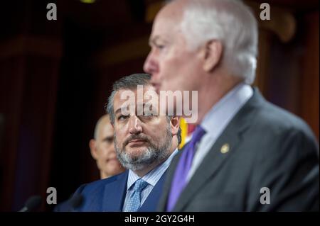 Washington, Usa. Oktober 2021. Senator Ted Cruz, R-TX, blickt auf Senator John Cornyn, R-TX, während der Pressekonferenz über den Umgang der Biden-Regierung mit der Grenze im US-Kapitol in Washington, DC, am Mittwoch, den 6. Oktober 2021. Foto von Bonnie Cash/UPI Credit: UPI/Alamy Live News Stockfoto