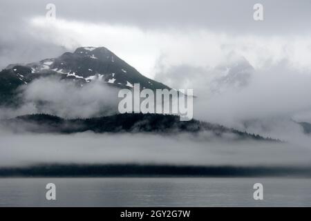 Dichter Nebel an der Küste von Fox Island, Resurrection Bay, Seward, Alaska, USA Stockfoto