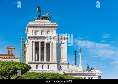 Die Skulptur der Göttin Victoria, die auf Quadriga reitet. Die Dekoration der Spitze des Denkmals Vittorio Emanuele II (Altare della Patria) Altar des Fa Stockfoto