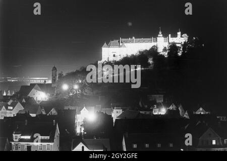 Heidenheim an der Brenz bei Nacht, Deutsches Reich 30er Jahre. Heidenheim an der Brenz in der Nacht, Deutschland 1930. Stockfoto