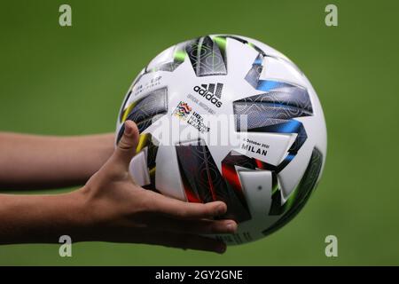 Mailand, Italien, 6. Oktober 2021. Ein offizieller Adidas-Matchball während des Spiels der UEFA Nations League in Giuseppe Meazza, Mailand. Bildnachweis sollte lauten: Jonathan Moscrop / Sportimage Kredit: Sportimage/Alamy Live News Stockfoto