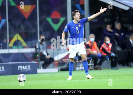 Mailand, Italien. Oktober 2021. Federico Chiesa aus Italien ist während des Halbfinalmatches der UEFA Nations League zwischen Italien und Spanien im Stadio Giuseppe Meazza am 6. Oktober 2021 in Mailand, Italien, mit Gesten vertreten. Quelle: Marco Canoniero/Alamy Live News Stockfoto