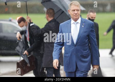 Brdo Pri Kranju, Slowenien. Oktober 2021. Der rumänische Präsident Klaus Werner Iohannis trifft auf den EU-Westbalkan-Gipfel in Brdo pri Kranju ein. Kredit: SOPA Images Limited/Alamy Live Nachrichten Stockfoto