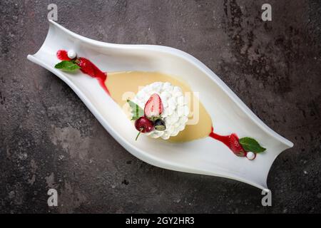 Draufsicht Baiser Dessert mit Erdbeeren auf einem stilvollen weißen Teller. Stockfoto